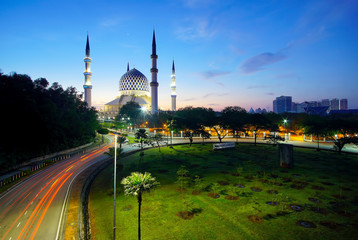 Fototapeta na wymiar Breathtaking sunrise views with Shah Alam Mosque, Selangor, Malaysia. Charming Islamic architecture.