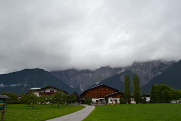 Berglandschaft in den Alpen mit Dorf