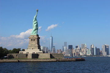 Manhattan Skyline and The Statue of Liberty © Thiago