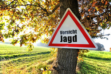 Leicht verwittertes Warnschild oder Hinweisschild für die Jagd im Herbst / Sommer