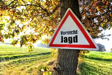 Tuinposter Leicht verwittertes Warnschild oder Hinweisschild für die Jagd im Herbst / Sommer © redaktion93