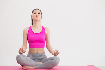 Fototapeta premium エクササイズ・女性(白バック)