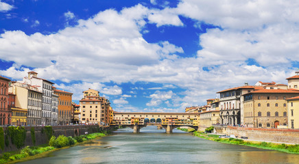 Naklejka premium Piękny widok na Ponte Vecchio na rzece Arno, Florencja, Włochy 