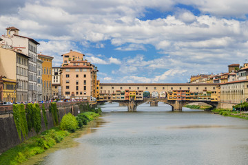 Fototapeta premium Piękny widok na Ponte Vecchio na rzece Arno, Florencja, Włochy 