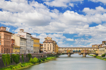 Obraz premium Piękny widok na Ponte Vecchio na rzece Arno, Florencja, Włochy 