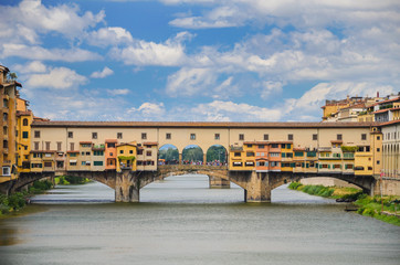 Obraz premium Piękny widok na Ponte Vecchio na rzece Arno, Florencja, Włochy 