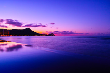 Obraz premium ハワイ 夜明け前のワイキキ