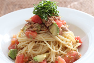 トマトとアボカドのパスタ／Japanese spaghetti with tomato and avocado