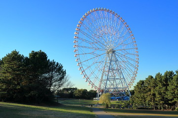 Fototapeta premium Błękitne niebo i diabelski młyn