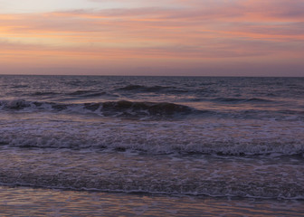 Obraz premium Sunrise view of the Atlantic Ocean at North Myrtle Beach, South Carolina.