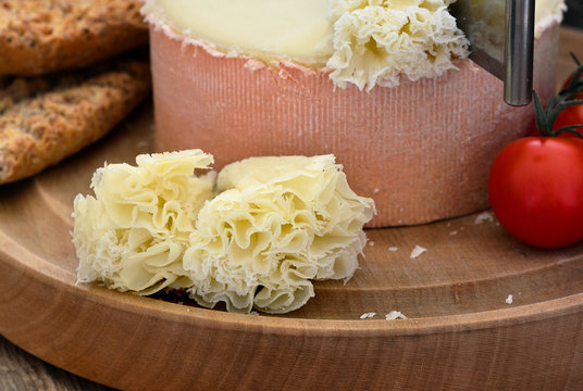 Tete de Moine auf Girolle, Schweizer Käse, Nahaufnahme, Foodstyling