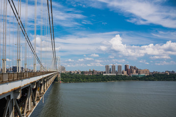 New York ,GEO.Washington Bridge とFort Washington Park に立つ小さな赤い灯台 / GEO.Washington Bridge の際に立つ小さな赤い灯台とFort Washington Park の森とHudson Riverです。