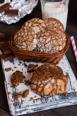 Biscuits with cracks