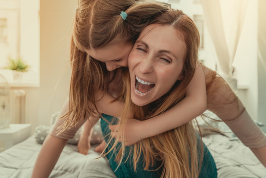Mutter und Tochter albern rum zuhase