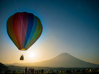 Fototapeta na wymiar 気球と富士山