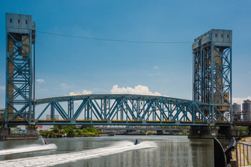 New York Manhattan,Harlem River Lift Bridge / New York Harlem River に架かる、MTA 鉄道車両専用　Lift 式鉄道橋です。