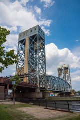 Fototapeta premium New York Manhattan,Harlem River Lift Bridge / New York Harlem River に架かる、MTA 鉄道車両専用 Lift 式鉄道橋です。