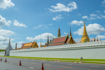 Naklejka premium Empty road to the Emerald Buddha Temple, Bangkok, Thailand