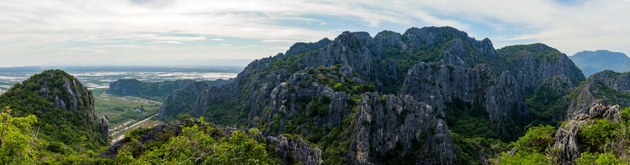 Obraz premium Mountain range landscape view of Khao Dang Viewpoint, Sam Roi Yod National park, Phra Chaup Khi Ri Khun Province in Middle of Thailand.