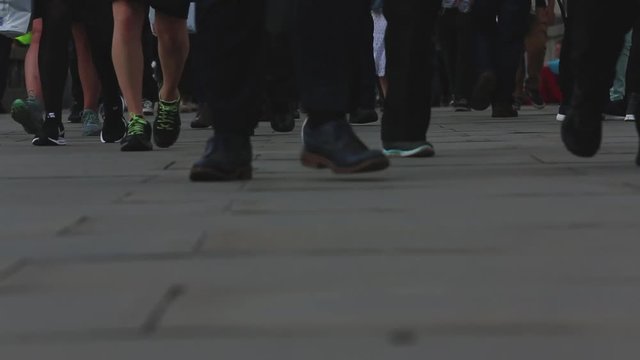Beine auf Gehweg
