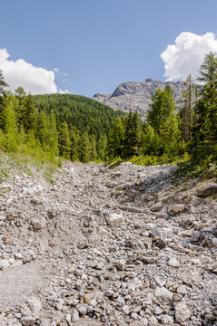 Madulain, Oberengadin, Wanderweg, Inn, Inntal, Bergdorf, Via Engiadina, Unwetter, Steinschlag, Steinlawine, Sommer, Sommersport, Alpen, Graub&uuml;nden, Schweiz
