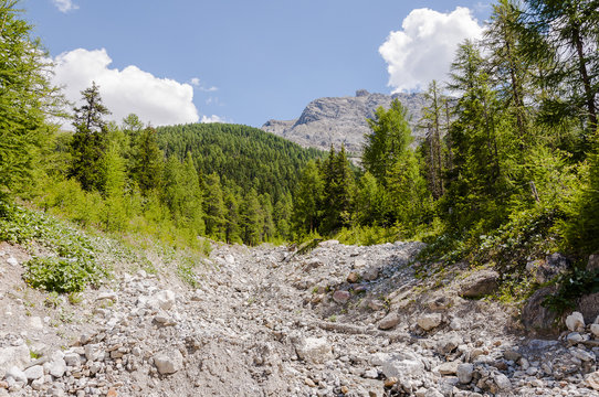Madulain, Oberengadin, Wanderweg, Inn, Inntal, Bergdorf, Via Engiadina, Unwetter, Steinschlag, Steinlawine, Sommer, Sommersport, Alpen, Graub&uuml;nden, Schweiz