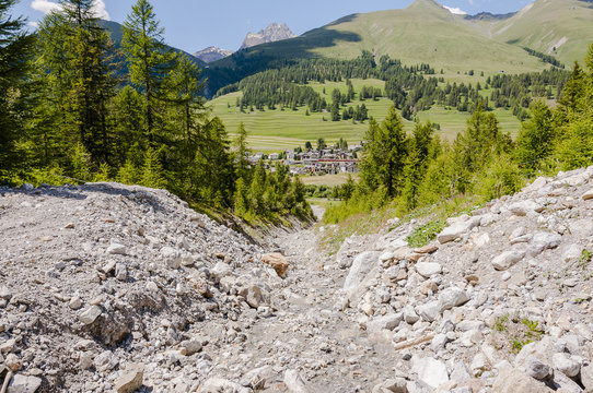 Madulain, Oberengadin, Wanderweg, Inn, Inntal, Bergdorf, Via Engiadina, Unwetter, Steinschlag, Steinlawine, Sommer, Sommersport, Alpen, Graub&uuml;nden, Schweiz