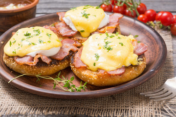 Eggs benedict with bacon