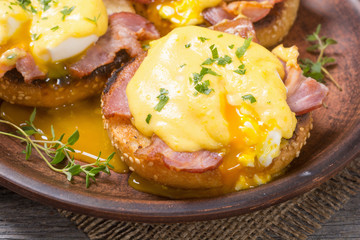 Eggs benedict with bacon