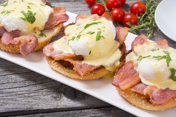 Eggs benedict with bacon