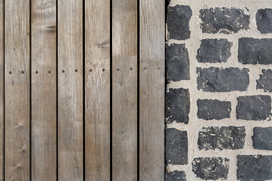 Holzboden Bretter und Pflastersteine 