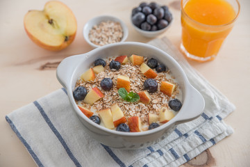 Joghurt mit Müsli und Beeren 