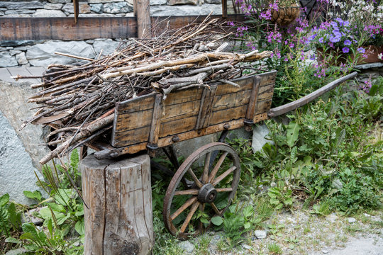 Vieille charrette et fagot de bois