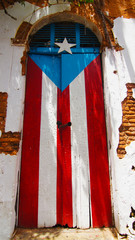 Puerta con la Bandera de Puerto Rico, en el Viejo San Juan. 