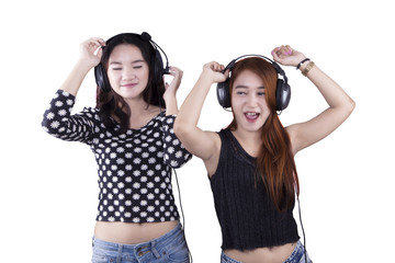 Obraz na płótnie Canvas Cheerful girls listening music