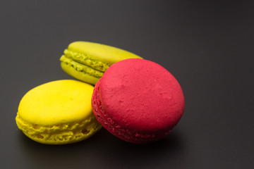 Macarons tricolore sur fond noir