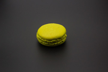 Macarons tricolore sur fond noir