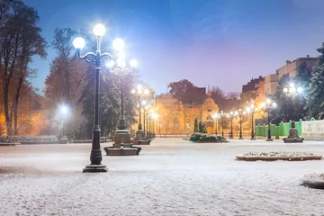 Fototapeten Footpath in a fabulous winter city park © beerlogoff