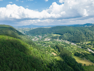 Naklejka premium Aerial Drone Latać Nad Lasem Karpat W Transylwanii