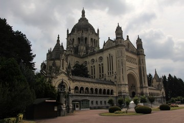 Fototapeta na wymiar Basilique Sainte Thérèse de Lisieux dans le Calvados en Normandie (France)