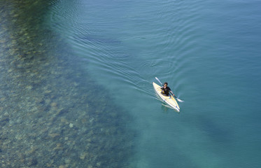 Obraz premium Kayak de Travesía por los lagos del sur Argentino. Parque Nacional Nahuel Huapi, Patagonia.