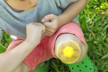 Yellow hand spinner on the child's knee