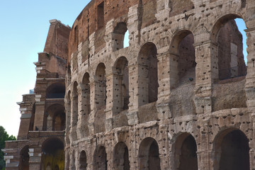 Obraz premium Dettaglio del Colosseo, originariamente conosciuto come Amphitheatrum Flavium. La struttura era sorretta da volte e archi. Al secondo e terzo livello gli archi sono bordati da una parapetto continuo.