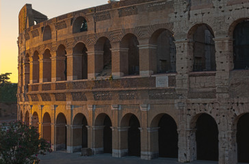 Fototapeta na wymiar Dettaglio del Colosseo, originariamente conosciuto come Amphitheatrum Flavium. L'edificio poggia su una piattaforma in travertino. Le fondazioni sono costituite da una grande platea in tufo.
