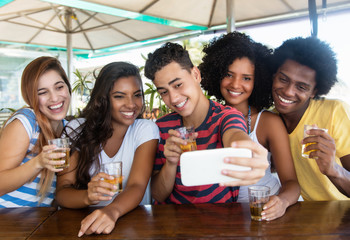 Jugendgruppe macht Selfie bei Party