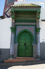 Marocco: la porta decorata della moschea Sidi Bou Abib, costruita nel 1917 a Grand Socco, la grande piazza della medina di Tangeri
