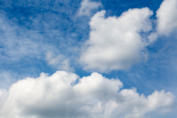 Obraz premium blue sky and white clouds sunny day background