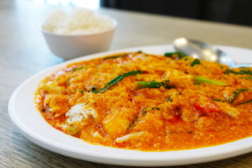 Fried crab in yellow curry and rice