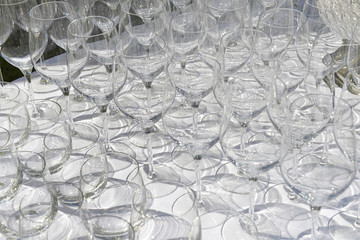 Tavolo ricoperto di bicchieri.