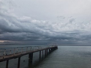 Fototapeta premium длинный металический мост в море